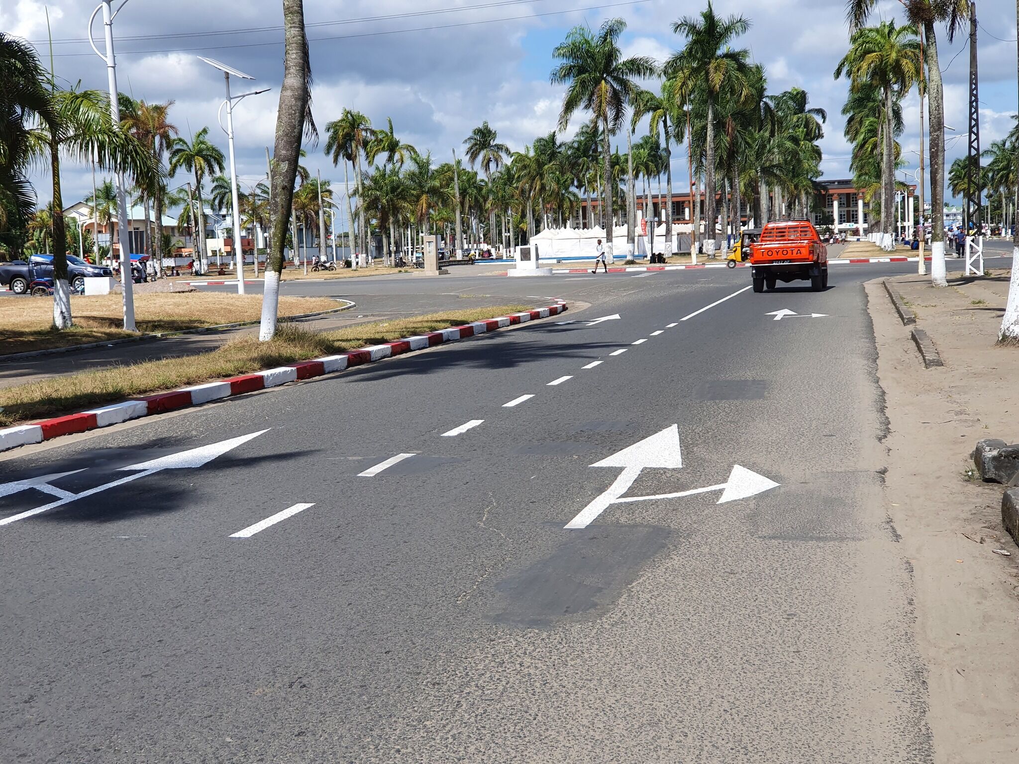 travaux de réhabilitation de signalisations routières réalisées par l’association ACM (Automobile Club de Madagascar) 