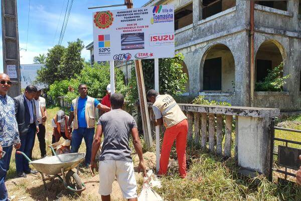 Travaux de réhabilitation de signalisations routières à Toamasina